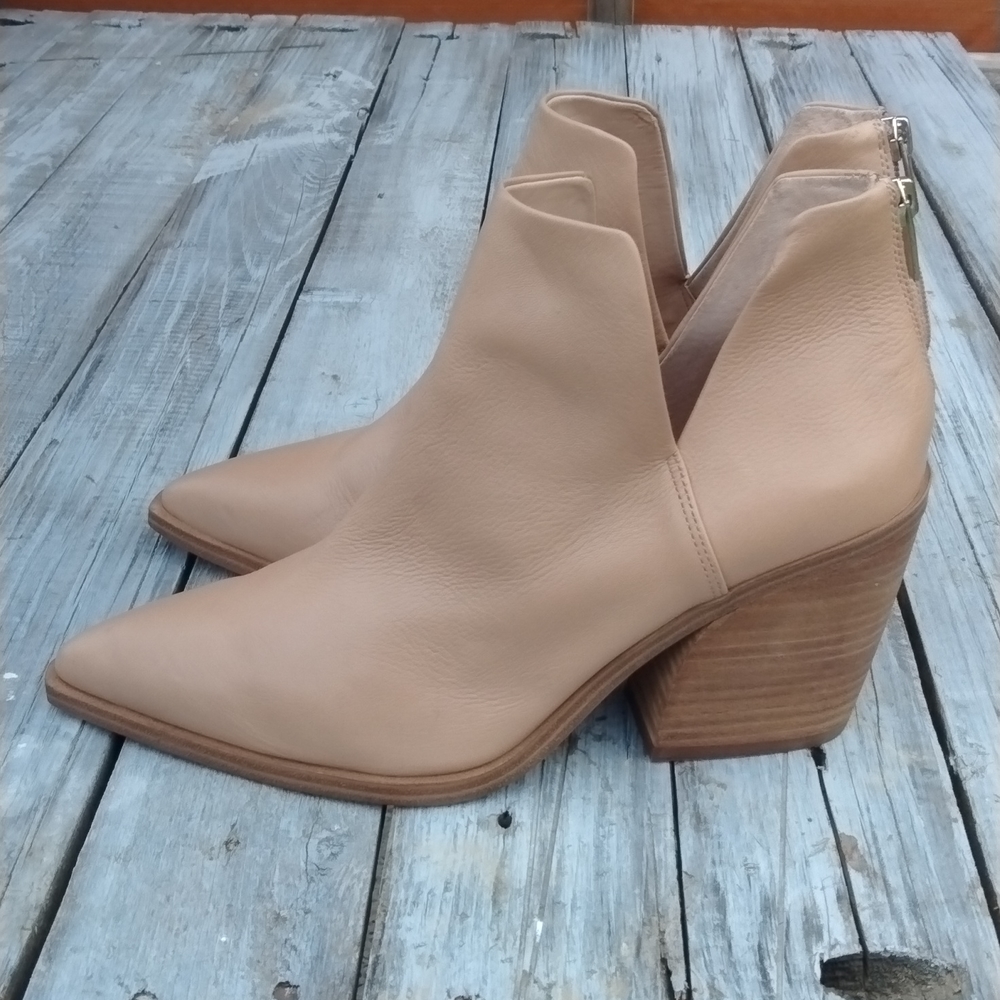 VINCE CAMUTO Ankle Boots. - Picture 6 of 14